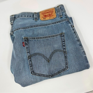 Levi’s 569 Loose Straight Men’s Jeans Light Wash Sz. 40 waist Very good Cond.‎